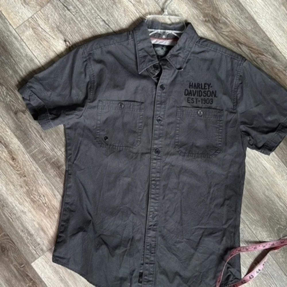 Harley Davidson top women’s button up size medium collared, dark gray